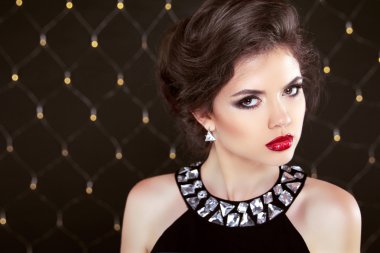 Makyaj ve saç modeli ile güzel esmer kadın modeli. Fashio