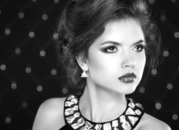 Retrato de belleza de mujer elegante con collar precioso y oreja — Foto de Stock