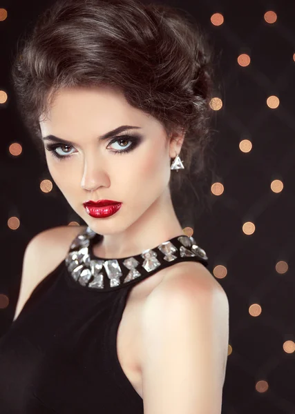 Retrato de dama elegante glamour de moda con labios rojos y peinado — Foto de Stock