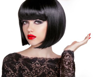 Bob saç modeli. Siyah kısa saçlı esmer manken ve 