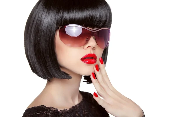 Brunett modell i fashion solglasögon. Vackra glamour kvinna wi — Stockfoto
