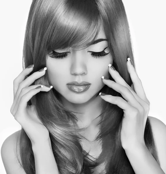 Beauty fashion woman portrait. Long hair. Eyeleshas Makeup. Blac — Stock Photo, Image