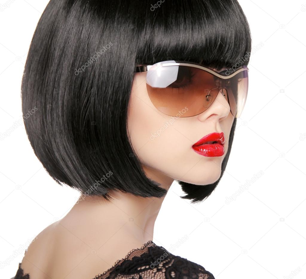 Brunette Model in fashion sunglasses. Beautiful glamour woman wi