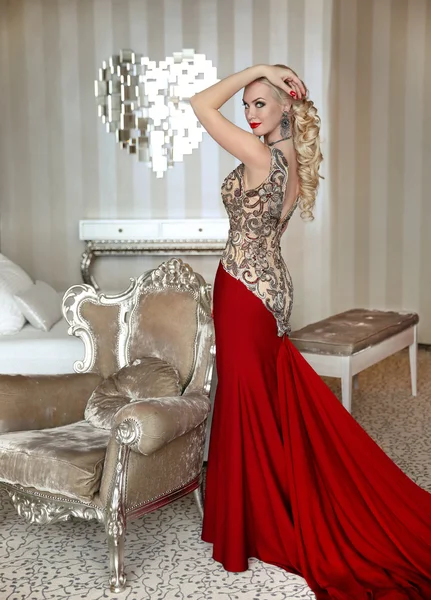 Moda hermosa rubia Modelo de chica con peinado elegante en rojo —  Fotos de Stock