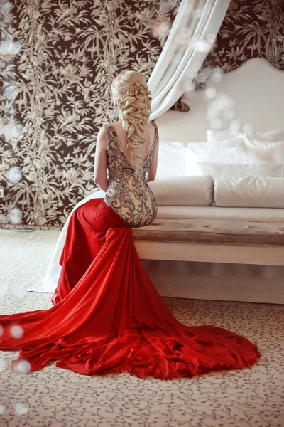 Elegant  blond woman model wearing in luxurious red gown with lo — Stock Photo, Image