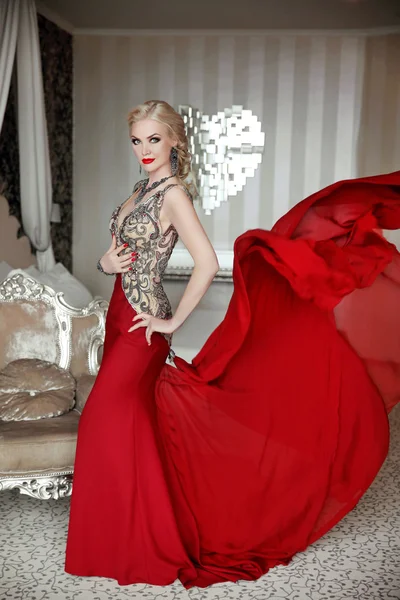 Atractivo modelo de mujer rubia que lleva en vestido elegante con blowi —  Fotos de Stock