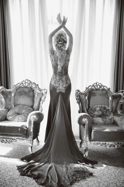 Mooie sensuele vrouw mode in luxe jurk met lange tra — Stockfoto