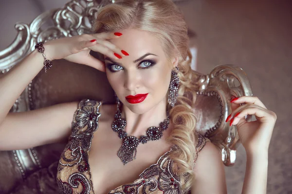Mode indoor portret van mooie sensuele blonde vrouw met ma — Stockfoto