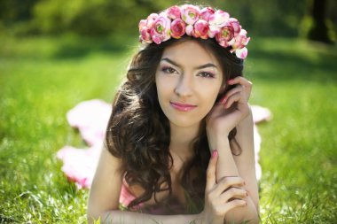 Güzellik romantik kız açık havada. Çekici teen h çiçekler ile