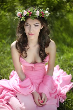 Güzellik romantik kız açık havada. Güzel genç Model kızla