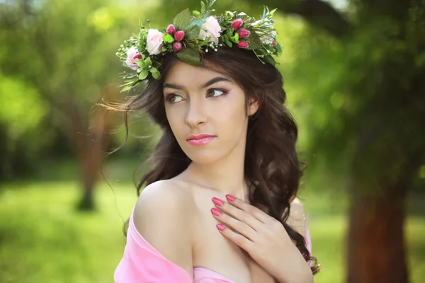 Beauté romantique fille en plein air. Belle adolescente modèle fille avec — Photo