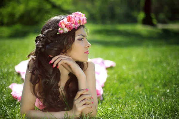 Beauté romantique fille en plein air. Belle adolescente modèle fille avec — Photo