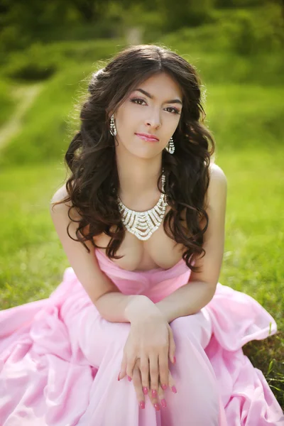 休息および gree お座りのピンクのウェディング ドレスで花嫁をブルネット — ストック写真