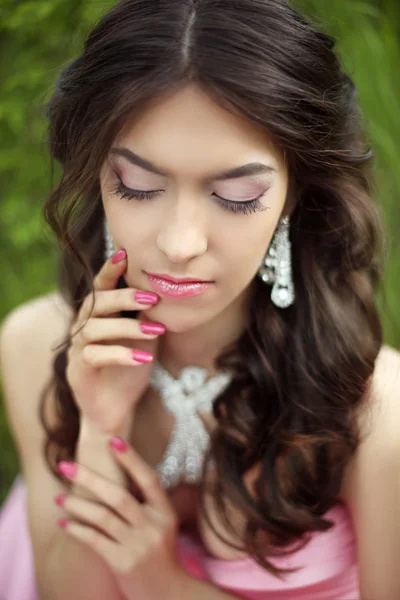 Belleza chica romántica al aire libre. Maquillaje. Joyas. Peinado. Beaut. — Foto de Stock