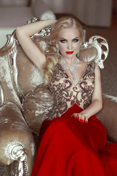 Portret kryty moda piękne zmysłowy blond kobieta ma — Zdjęcie stockowe