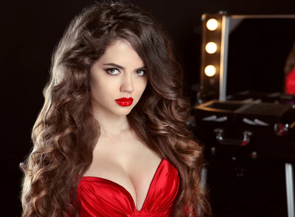 Cabello largo ondulado. Hermosa chica morena con labios rojos en sensual —  Fotos de Stock