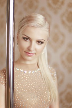 Güzellik pole dancer sarışın kız portre. çekici sevimli genç güzel kadın. göz makyajı.