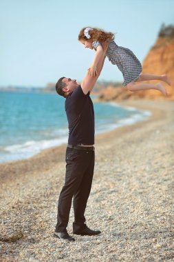 Babası atmak kadar birlikte beach kaygısız h üzerinde oynarken kızı