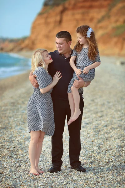 Glad familj porträtt på stranden. far och mor gå wi — Stockfoto