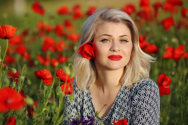 Attraente donna sorridente nel campo di papavero rosso godendo e felice . — Foto Stock