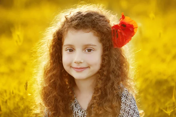 Όμορφο μικρό πορτρέτο υπαίθρια κορίτσι με σγουρά μαλλιά στο κίτρινο στ — Φωτογραφία Αρχείου