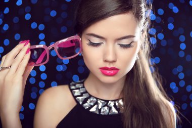 Makeup. Beautiful  Girl Model in fashion sunglasses with pink li