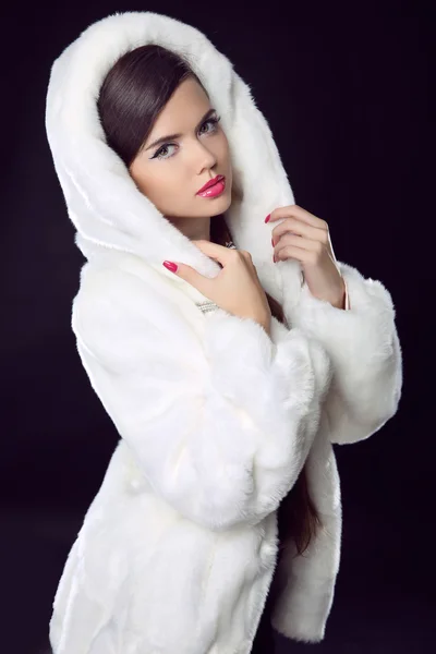 Beauty Fashion Model Girl in Mink Fur Coat e capuz peludo branco . — Fotografia de Stock