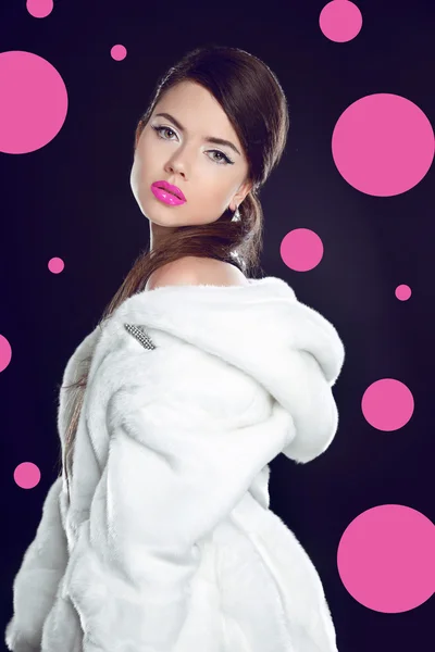 Fashion beautiful woman posing in white fur coat. Winter Girl Mo — Stock Fotó