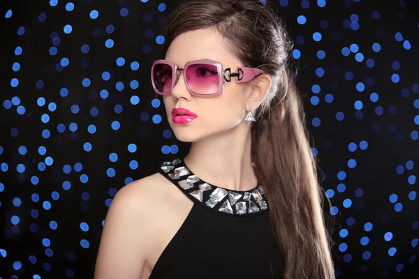 Beauté fille modèle de mode dans les lunettes de soleil avec un maquillage lumineux, longue — Photo