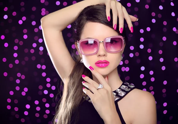 Attraktives Modell mit Sonnenbrille. Schönheit Mädchen Porträt mit rosa — Stockfoto