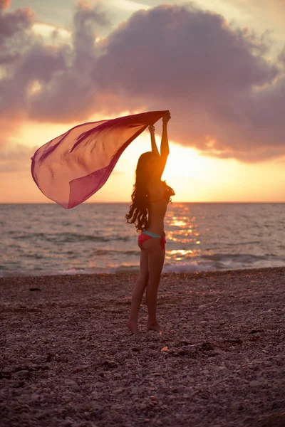 Chica delgada modelo disfrutando de la puesta de sol en la playa con hermoso cielo . —  Fotos de Stock