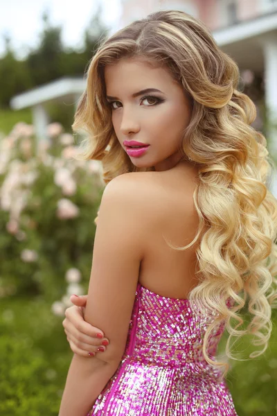 Maquillaje. Hermosa chica con el pelo ondulado largo rubio posando en Fashi —  Fotos de Stock