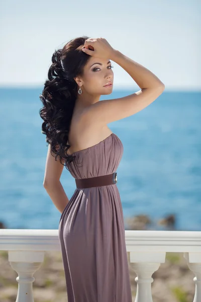 Hermosa chica morena delgada modelo posando en vestido de moda por th —  Fotos de Stock