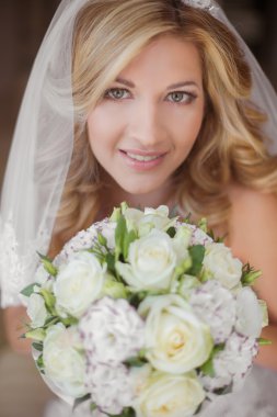 Düğün buket çiçek gülümseyen güzel gelin kız. 