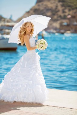 Güzel gelin gelinlik beyaz şemsiye, açık havada p ile