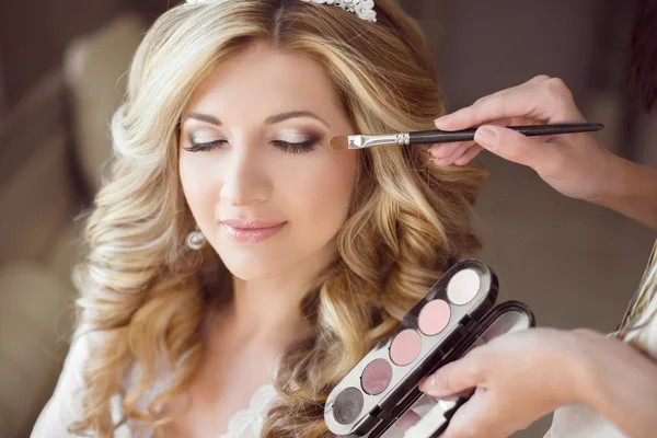 Hermosa novia con maquillaje de boda y peinado. Estilista — Foto de Stock