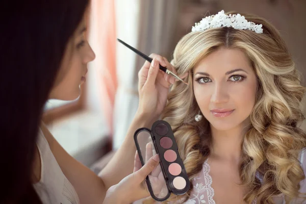 Estilista profissional faz noiva maquiagem no dia do casamento. Beau... — Fotografia de Stock