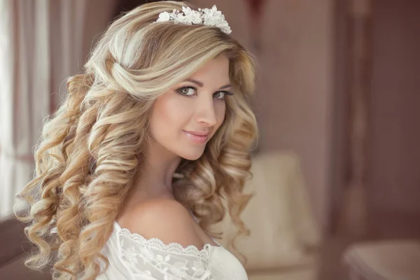 Capelli sani. Bella ragazza sorridente sposa con ricciolo lungo bionda — Foto Stock