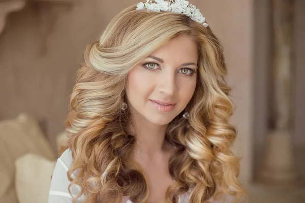 Beauty portrait of attractive smiling girl bride with long curly — Stock Photo, Image