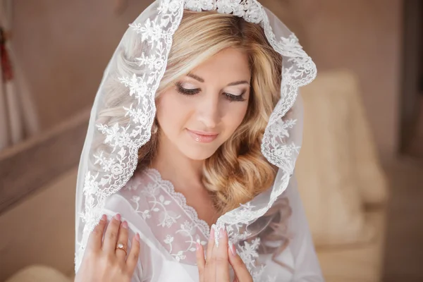 Schöne lächelnde Braut im Hochzeitsschleier. Schönheitsporträt. glücklich — Stockfoto