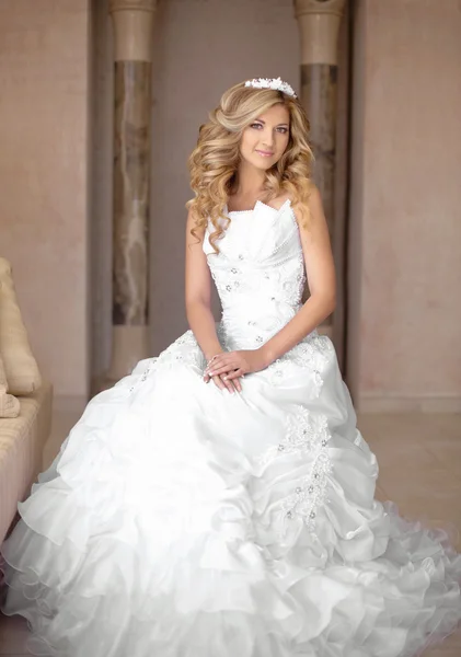 Atractiva joven mujer novia sonriente en vestido de novia. Hermosa. — Foto de Stock
