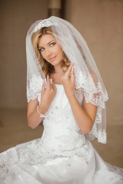 Bella donna sposa sorridente in abito da sposa e velo nuziale p — Foto Stock