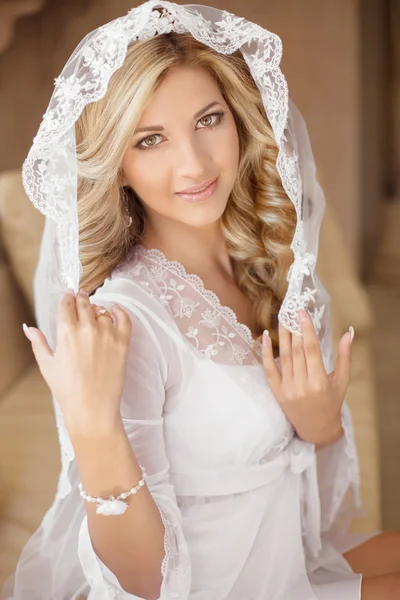 Beautiful smiling bride in bridal veil and wedding dress. Beauty — 스톡 사진