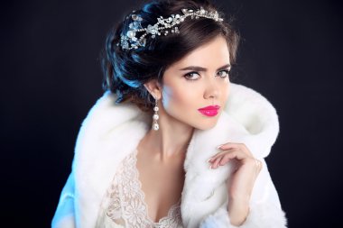 Makyaj. Beyaz kürk Coa kız moda güzellik kış portresi
