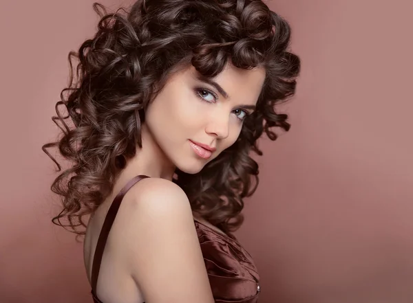 Gesunde Haare. schöne junge lächelnde Frau mit langen lockigen Haaren — Stockfoto