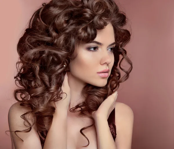 Capelli ondulati. Bella ragazza con il trucco. Acconciatura riccia. Bruna — Foto Stock