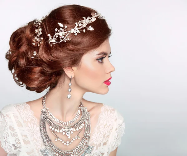 Wedding Hairstyle. Beautiful fashion bride girl model portrait. — Stock Photo, Image
