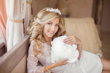 Güzel gelin portre düğün makyaj gülümseyerek, hairsty düğün