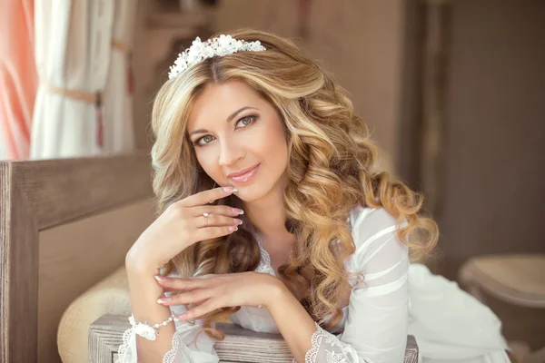 Atrakcyjny uśmiechający się panna młoda kobieta portret makijaż ślub, wesele — Zdjęcie stockowe
