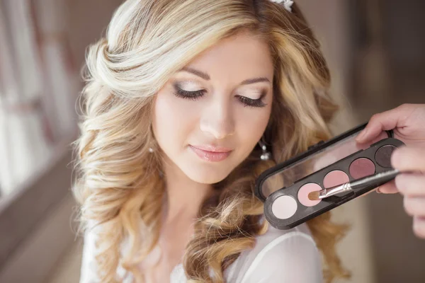 Beautiful bride wedding with makeup and curly hairstyle. Stylist — Stock Photo, Image